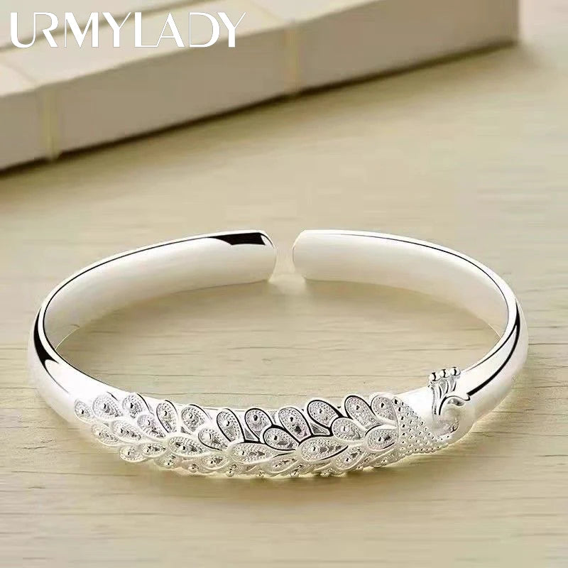 Brazalete elegante de plata 925 con diseño de pavo real. Ajustable, cómodo y perfecto para ocasiones especiales o como regalo sofisticado.